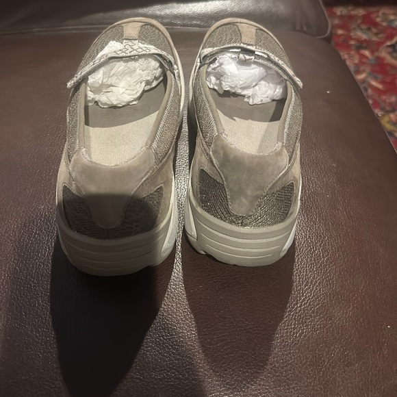 Merrell - Picture 3 of 6